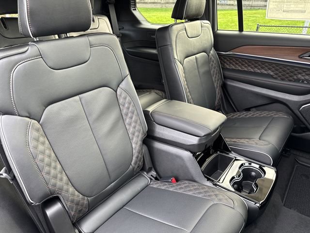 New 2025 Diamond Black Crystal Pearl-Coat Exterior Paint Jeep Summit image 32