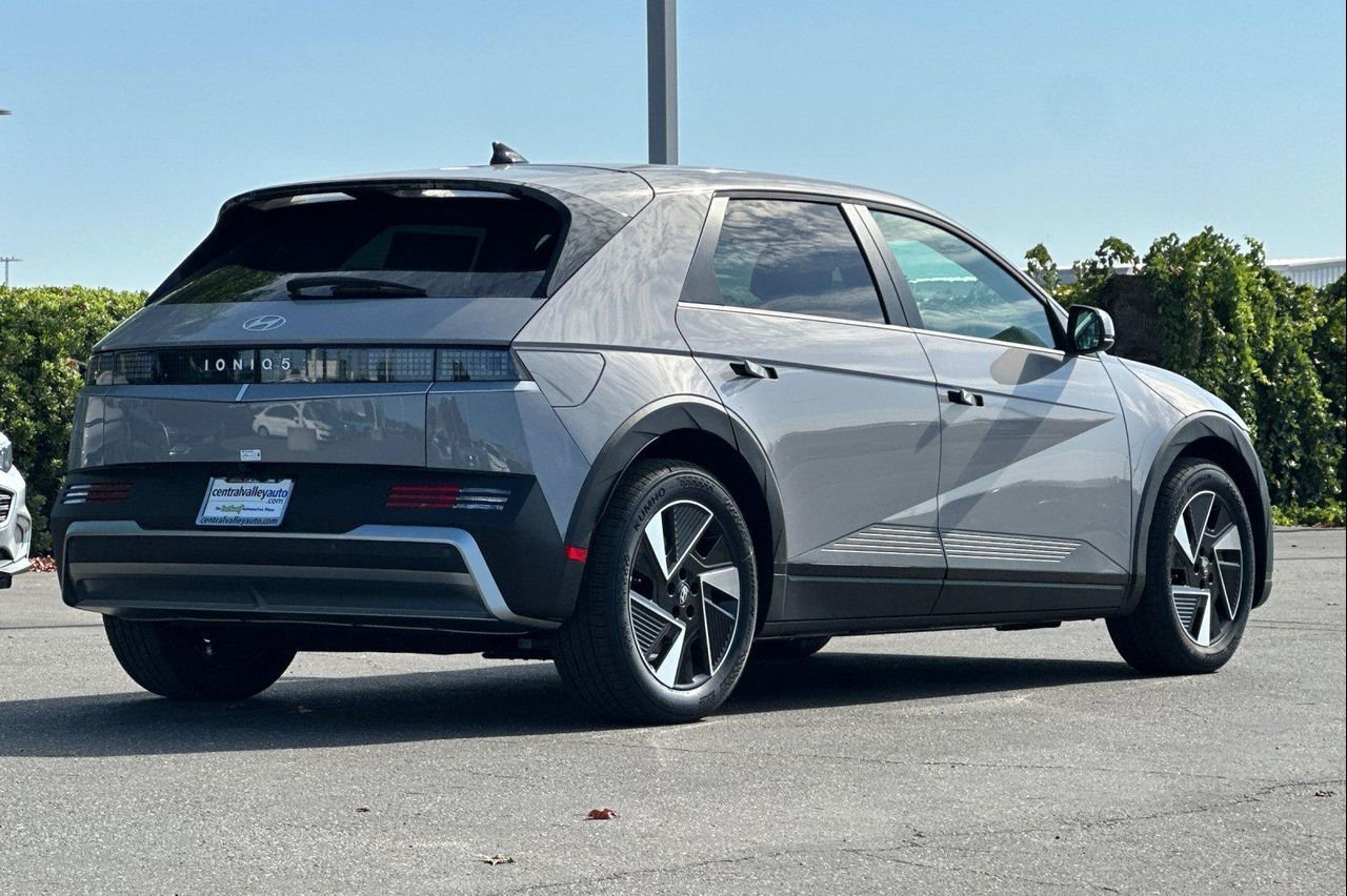 New 2026 Cyber Gray Hyundai SEL image 4