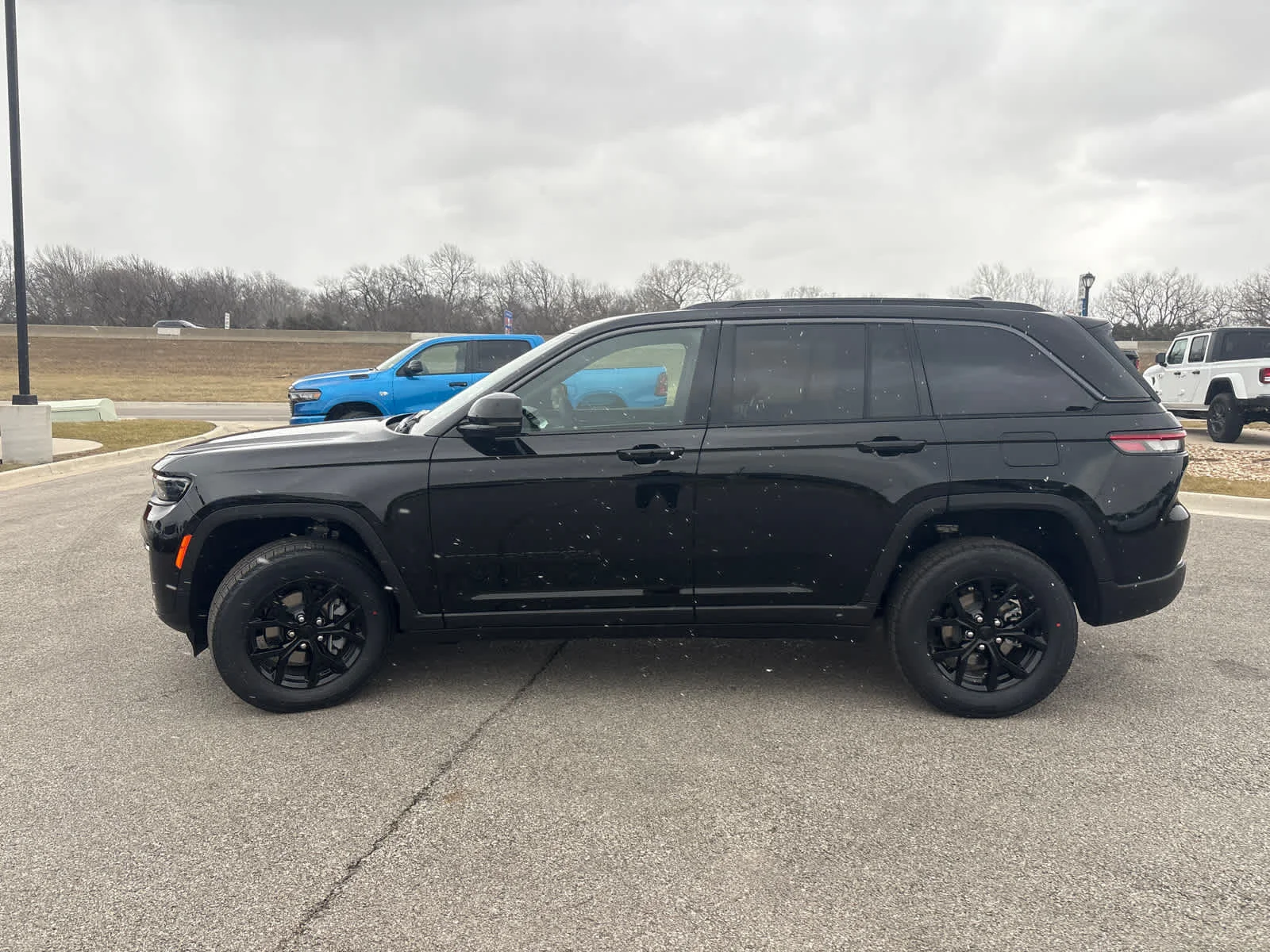 New 2026 Diamond Black Crystal Pearlcoat Jeep Laredo Altitude image 5