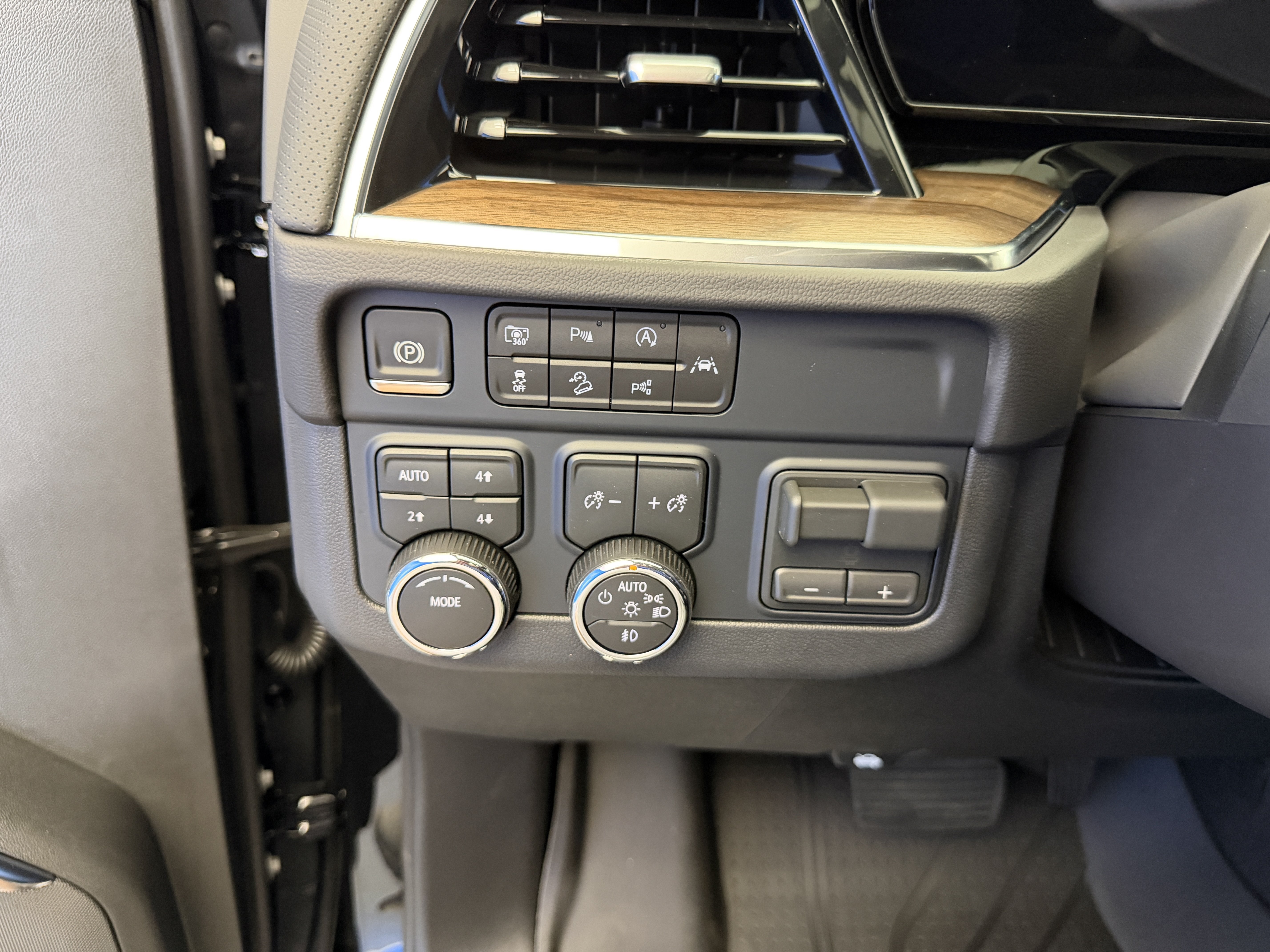 2026 Chevrolet Suburban High Country - Photo 16