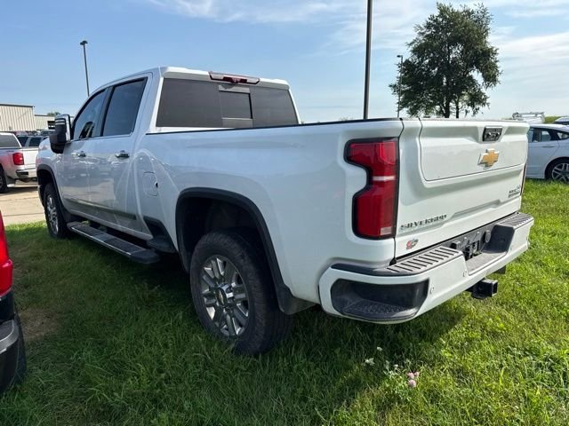Used 2024 White Chevrolet High Country image 3
