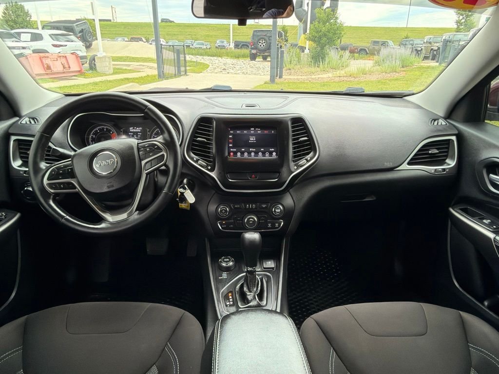 Used 2020 Red Jeep Latitude image 14