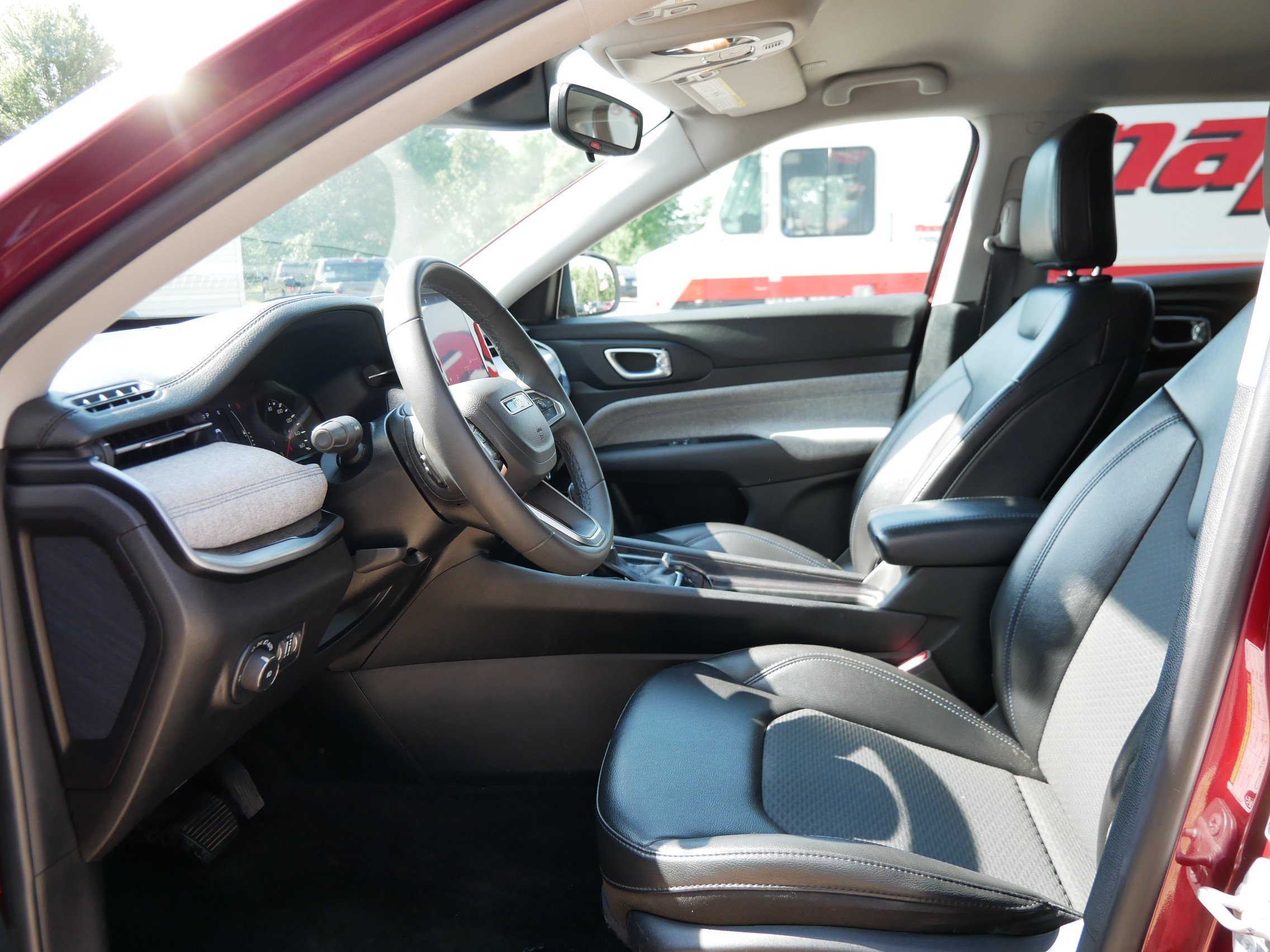 Used 2022 Velvet Red Pearlcoat Jeep Latitude image 10