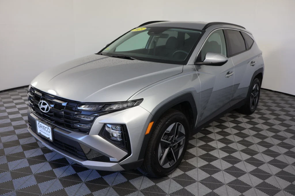 Used 2025 Shimmering Silver Hyundai SEL image 4