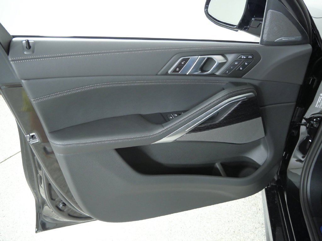 New 2027 Black Sapphire Metallic BMW xDrive40i image 33