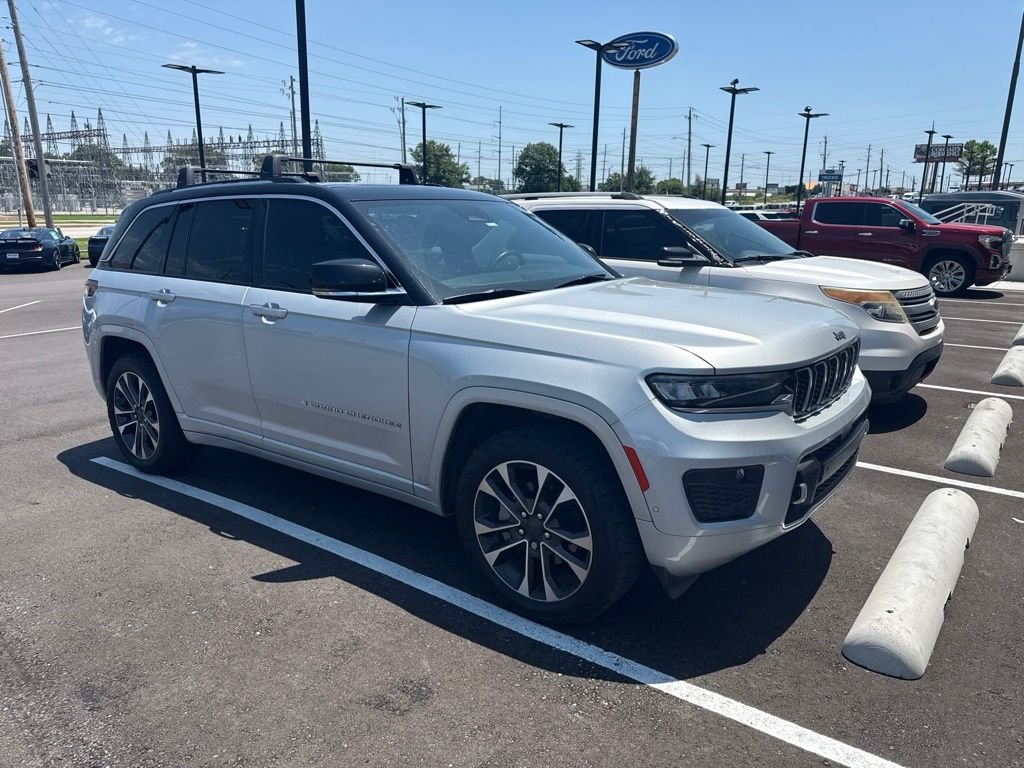 Used 2022 Silver Jeep Overland image 3