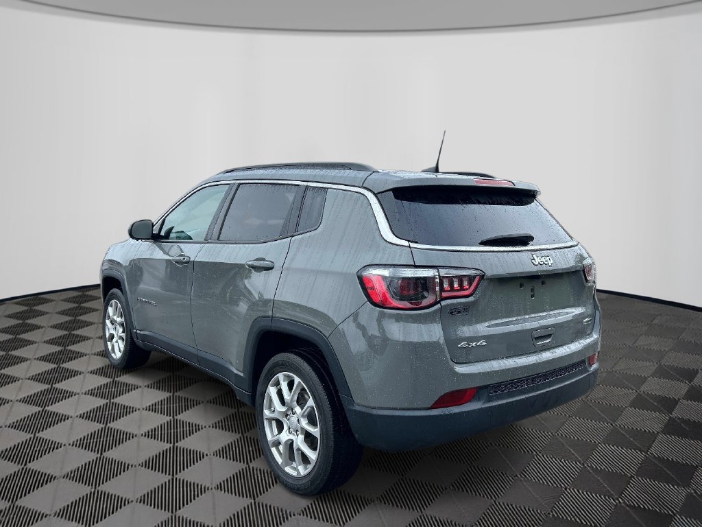 Used 2023 Gray Jeep Latitude Lux image 4