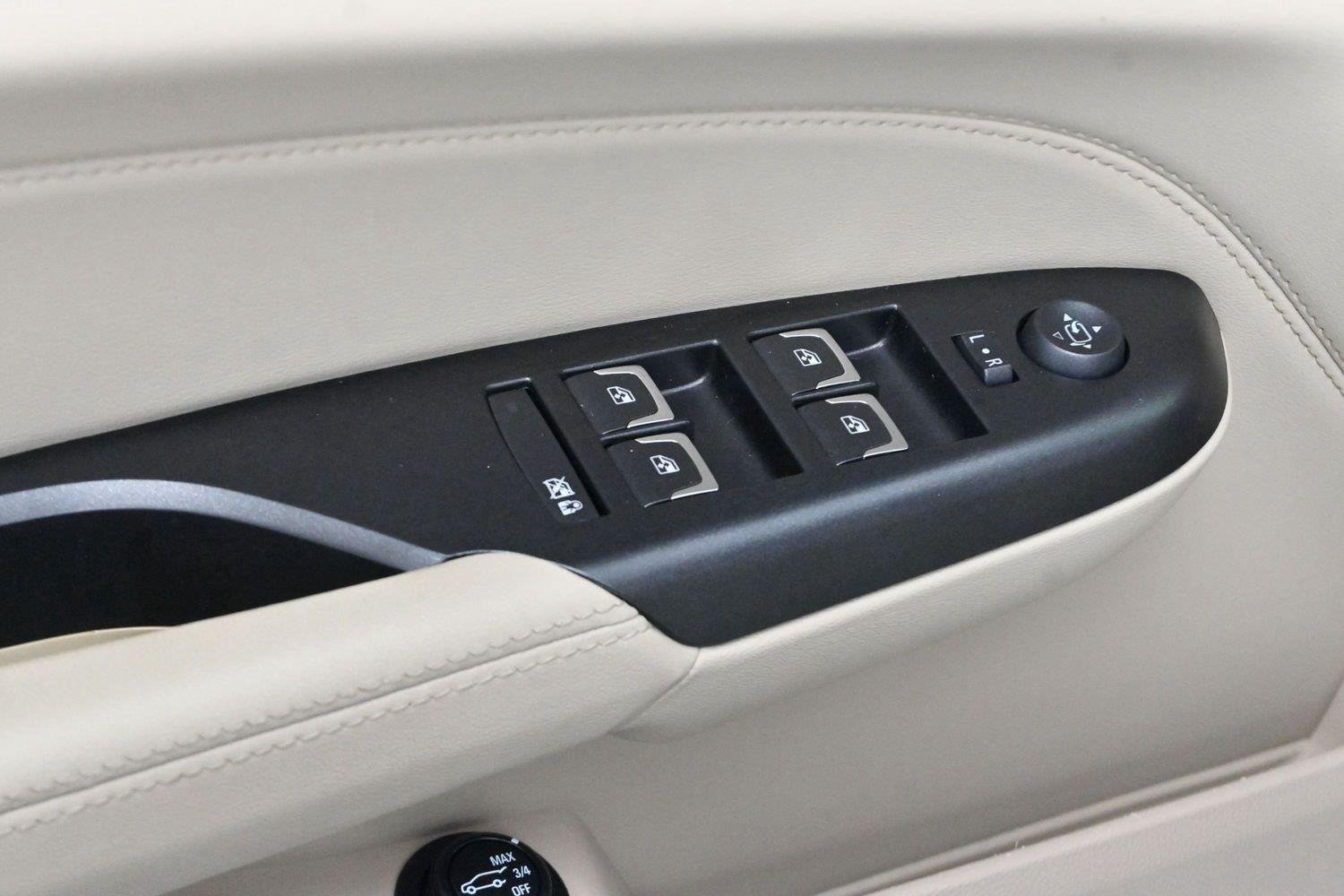 Used 2014 Platinum Ice Tricoat Cadillac Luxury Collection image 11