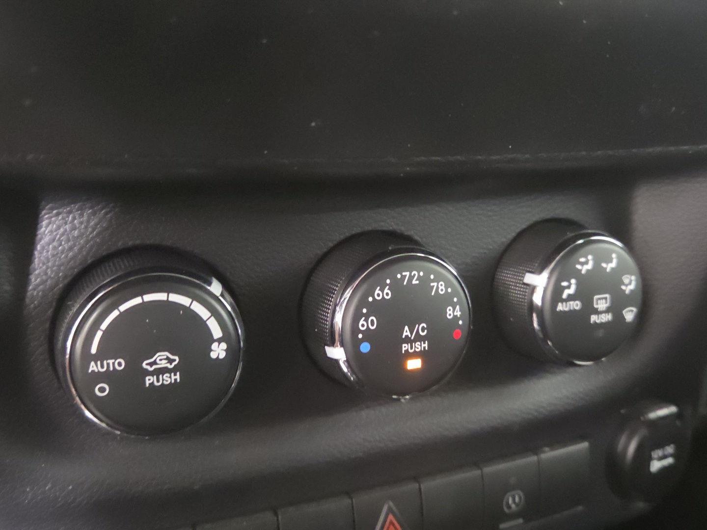 Used 2014 Copperhead Pearlcoat Jeep Sahara image 14