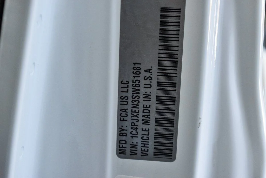 New 2025 Bright White Clear-Coat Exterior Paint Jeep Sahara image 27