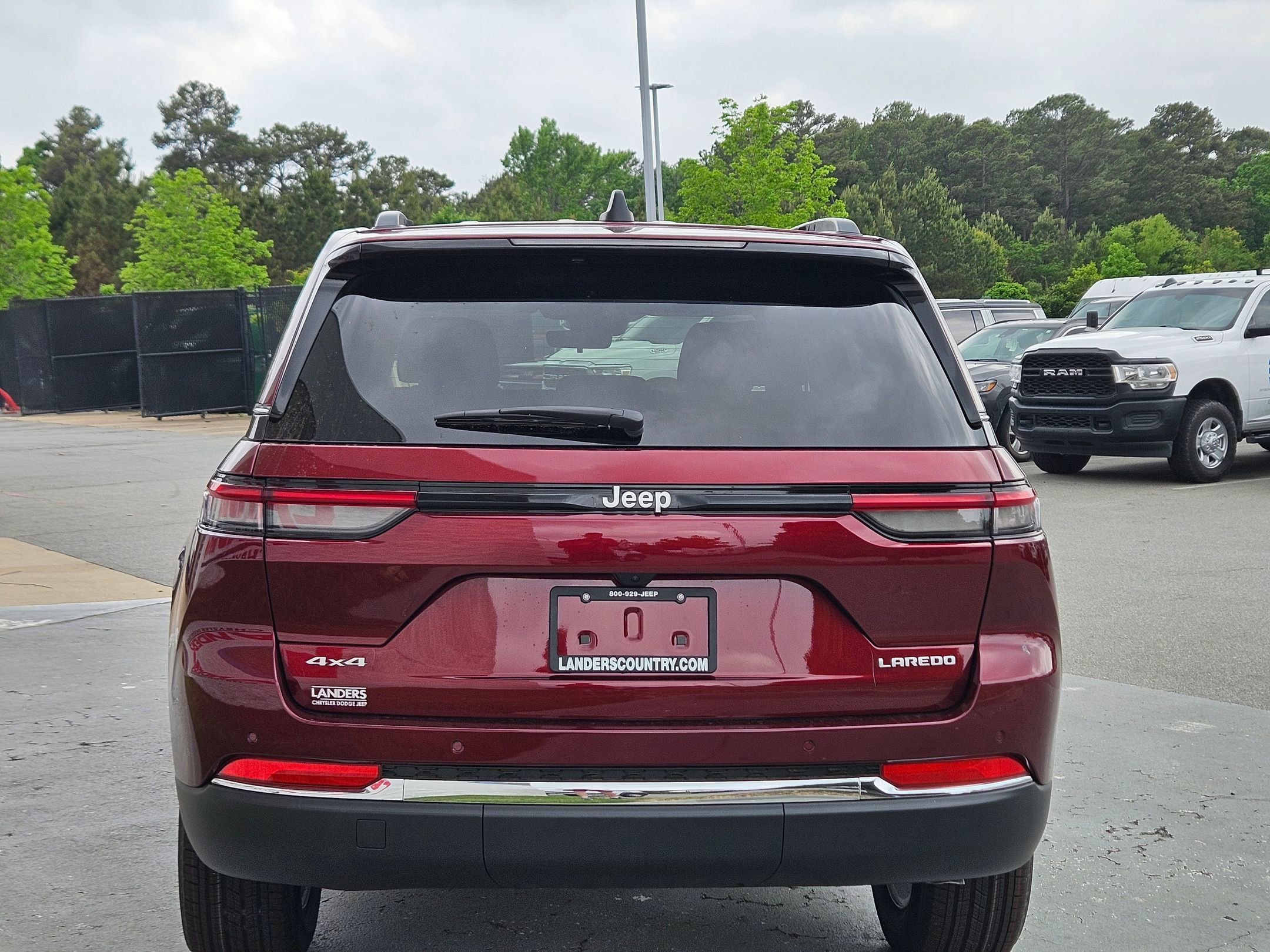 New 2026 Velvet Red Pearl-Coat Exterior Paint Jeep Laredo image 6