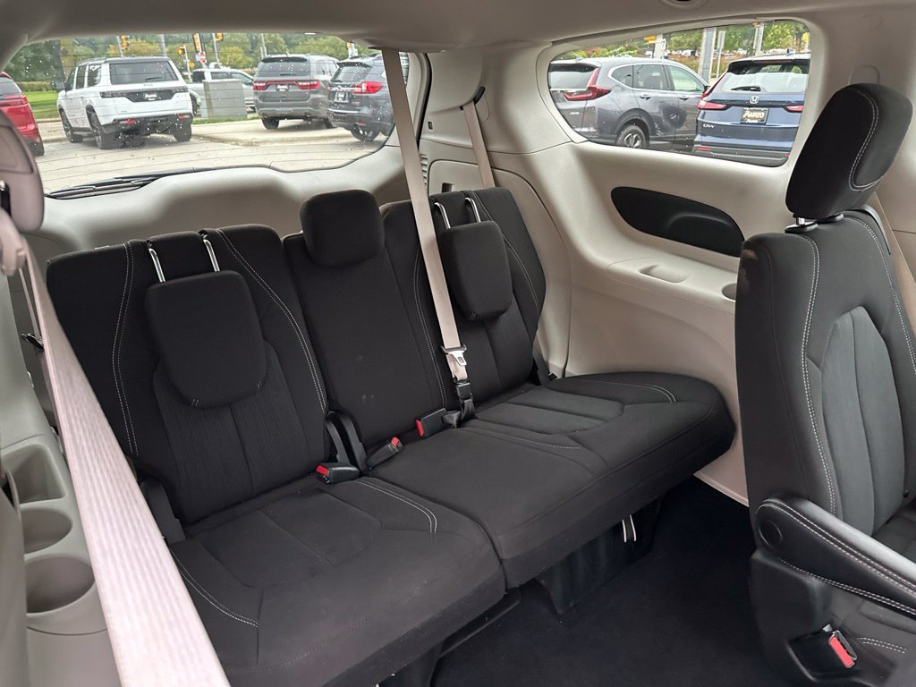 Used 2022 White Chrysler LX image 46