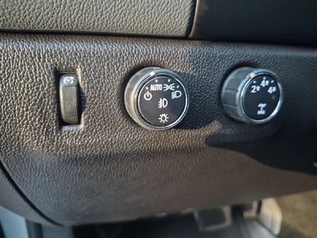 Used 2015 Silver Chevrolet Z71 image 17