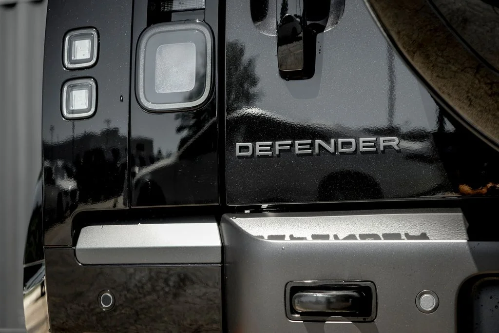New 2026 Santorini Black Land Rover X-Dynamic SE image 8