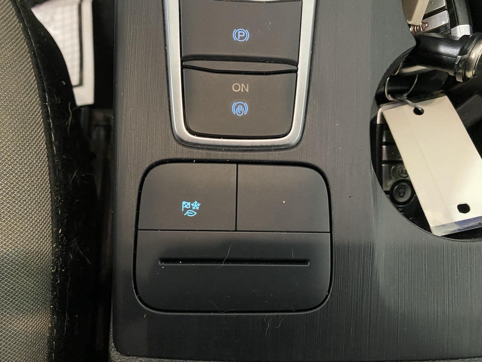 Used 2022 Oxford White Ford SE Hybrid image 17