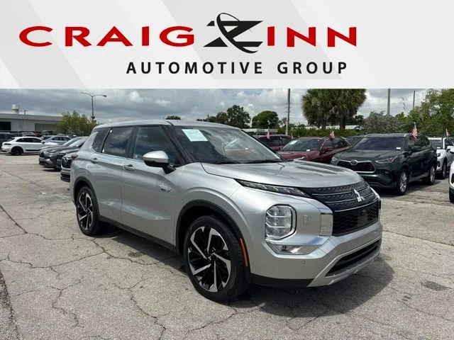 Used 2023 White Mitsubishi SE image 1