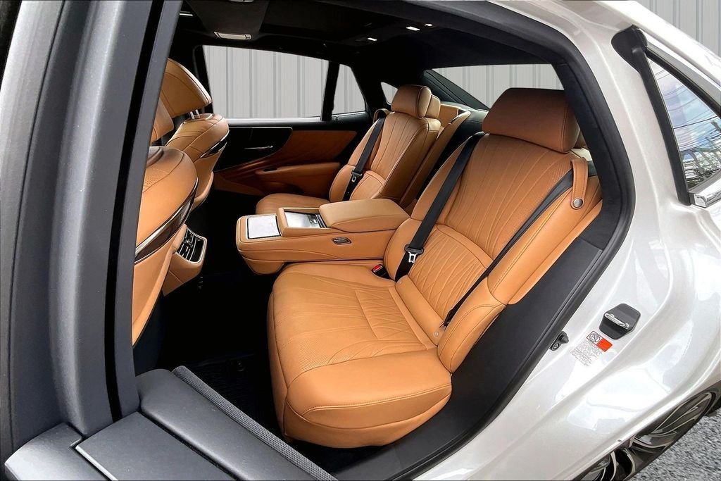 Used 2023 White Lexus 500 Base image 22