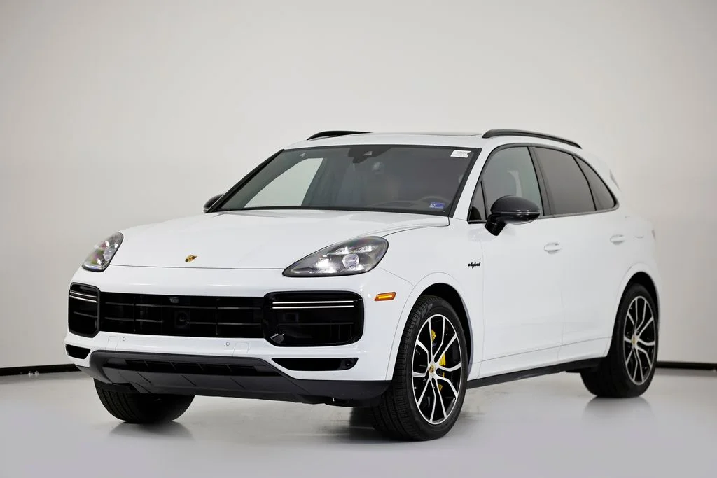 2023 Porsche Cayenne Turbo S E-Hybrid's photo
