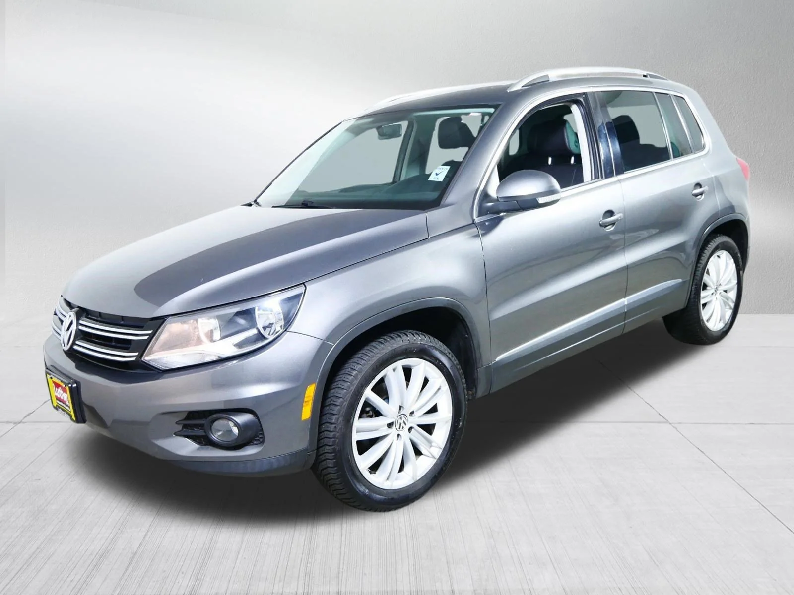 Used 2014 Pepper Gray Metallic Volkswagen SE image 3