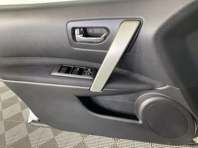 Used 2010 Silver Nissan S image 19