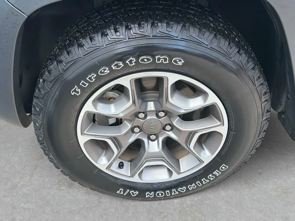 Used 2022 Gray Jeep Trailhawk image 12
