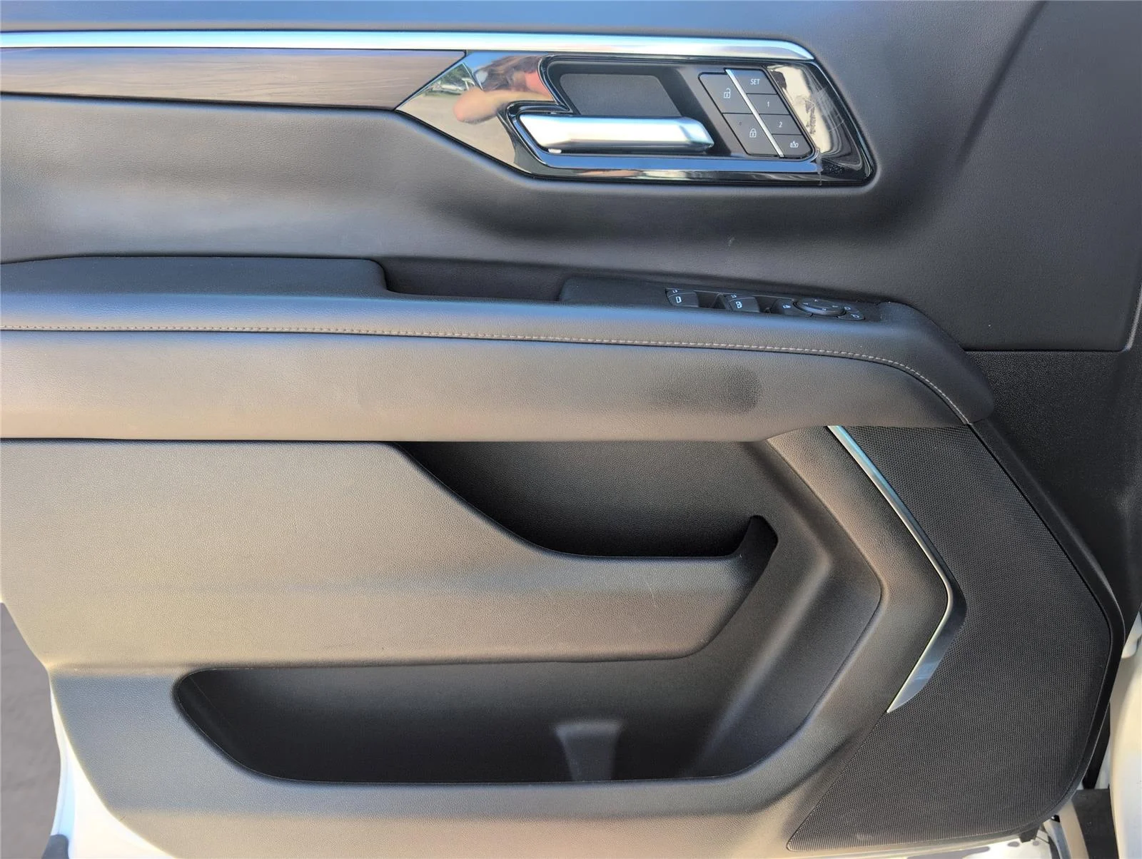 Used 2025 Iridescent Pearl Tricoat Chevrolet Z71 image 15