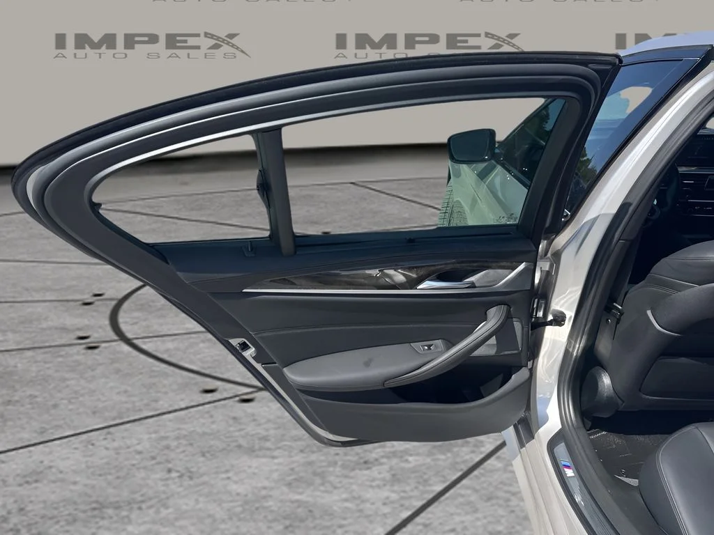 Used 2019 Silver BMW M550i xDrive image 31