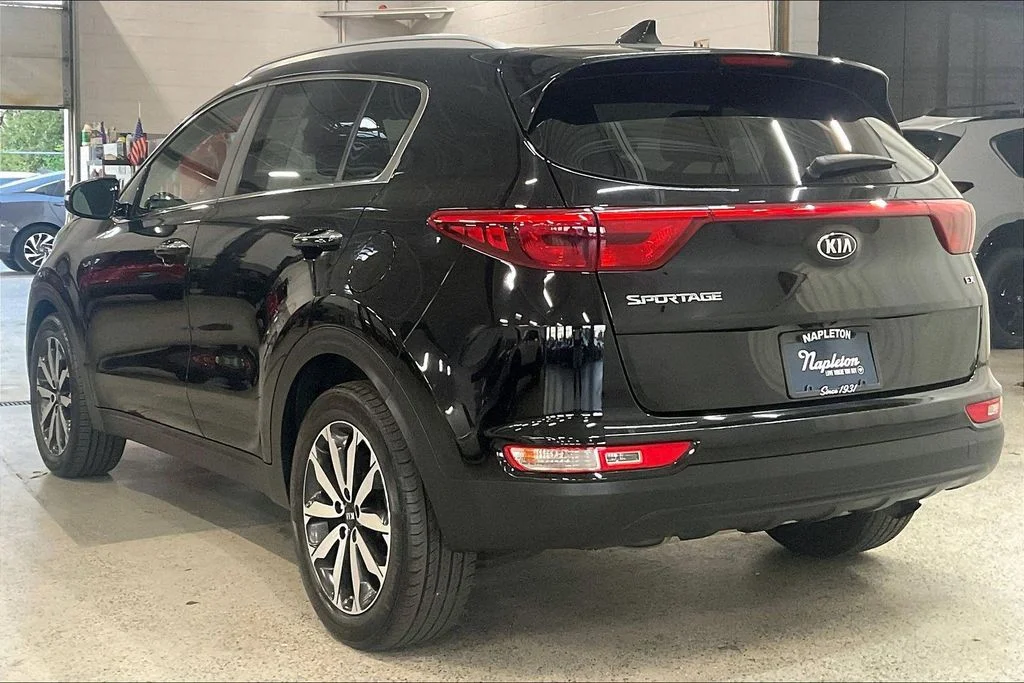Used 2017 Red Kia EX image 10