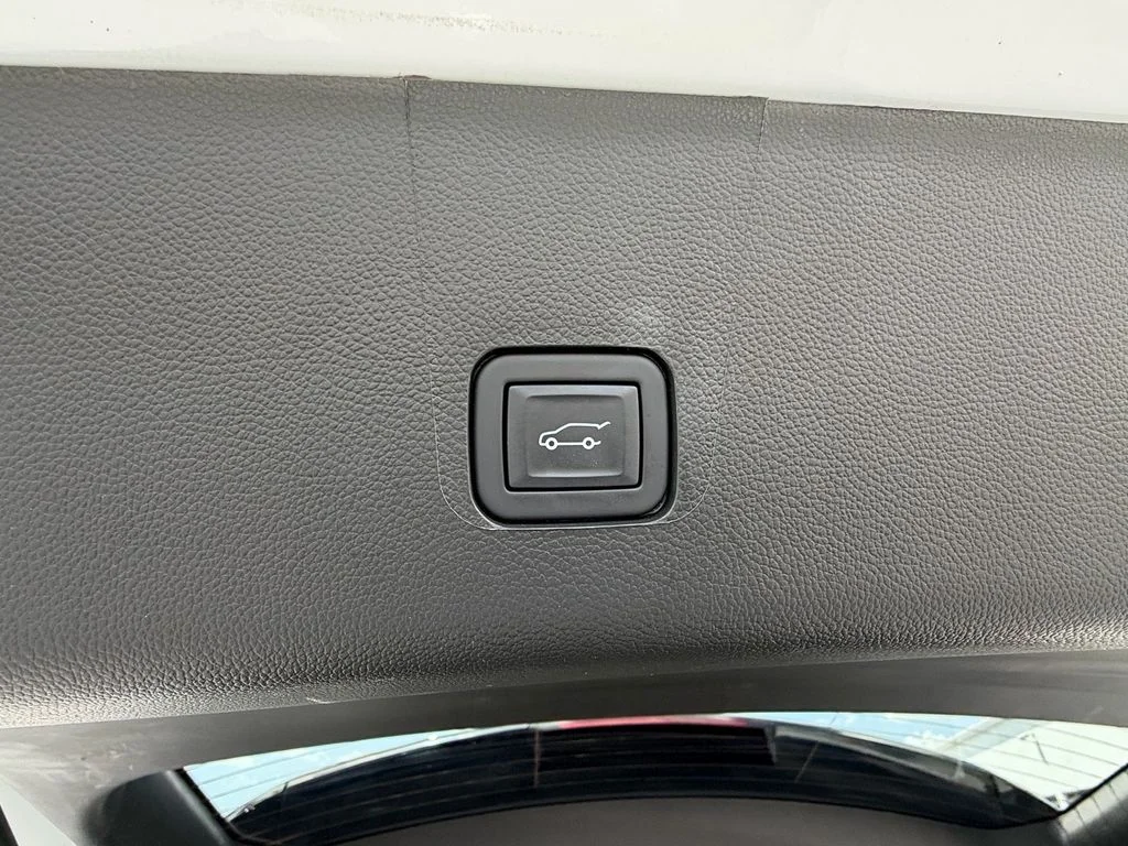 Used 2023 White Chevrolet Premier image 17