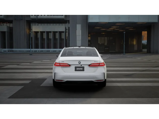 New 2027 Alpine White BMW  image 5