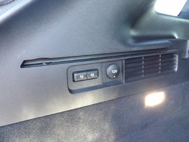 Used 2016 Black Velvet Lincoln Select image 12