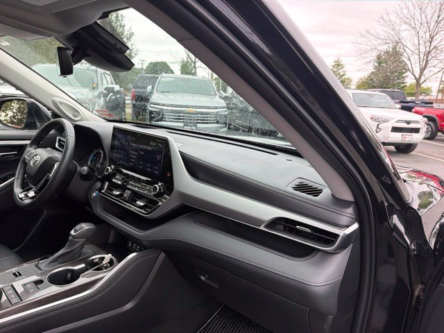 Used 2022 Midnight Black Metallic Toyota Platinum image 30