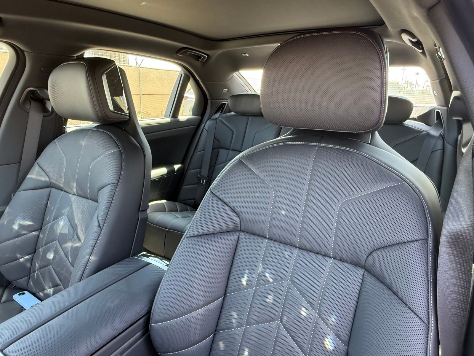 New 2026 Black Sapphire Metallic BMW 760i xDrive image 16