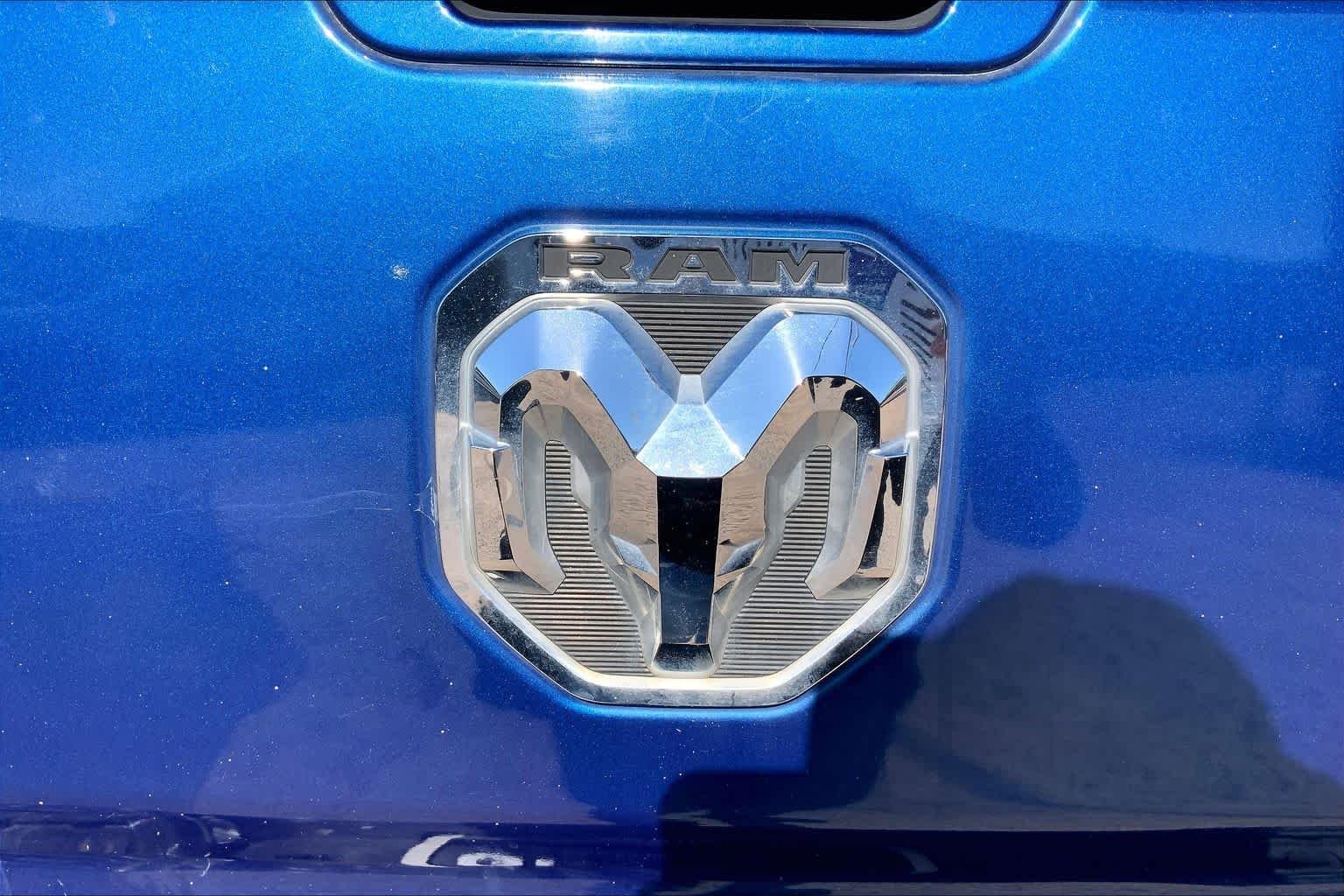 Used 2019 Blue Streak Pearlcoat Ram Laramie image 30