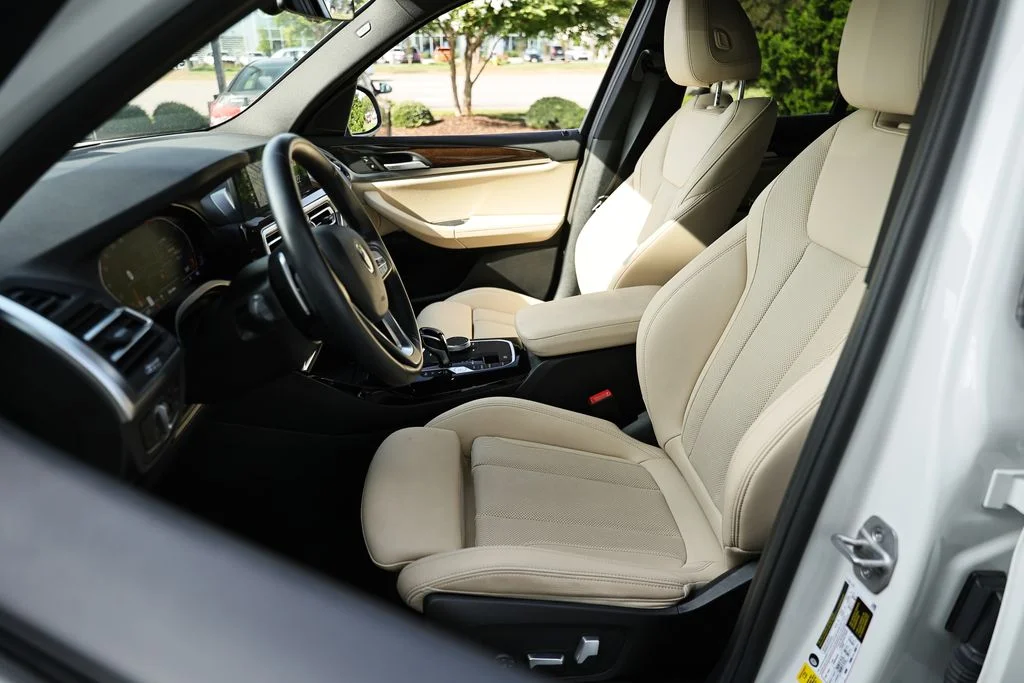 Used 2024 Mineral White Metallic BMW sDrive30i image 19