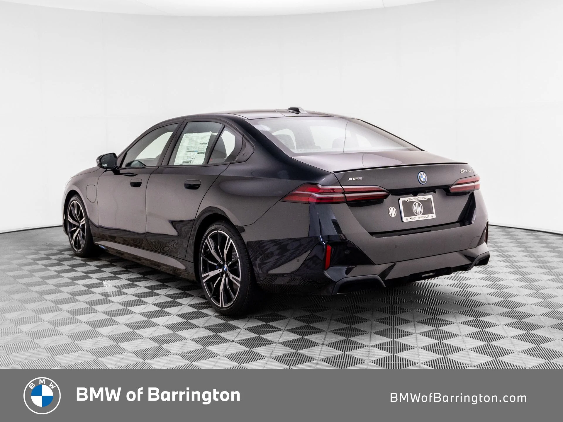 New 2027 Dk. BMW 550e xDrive image 3