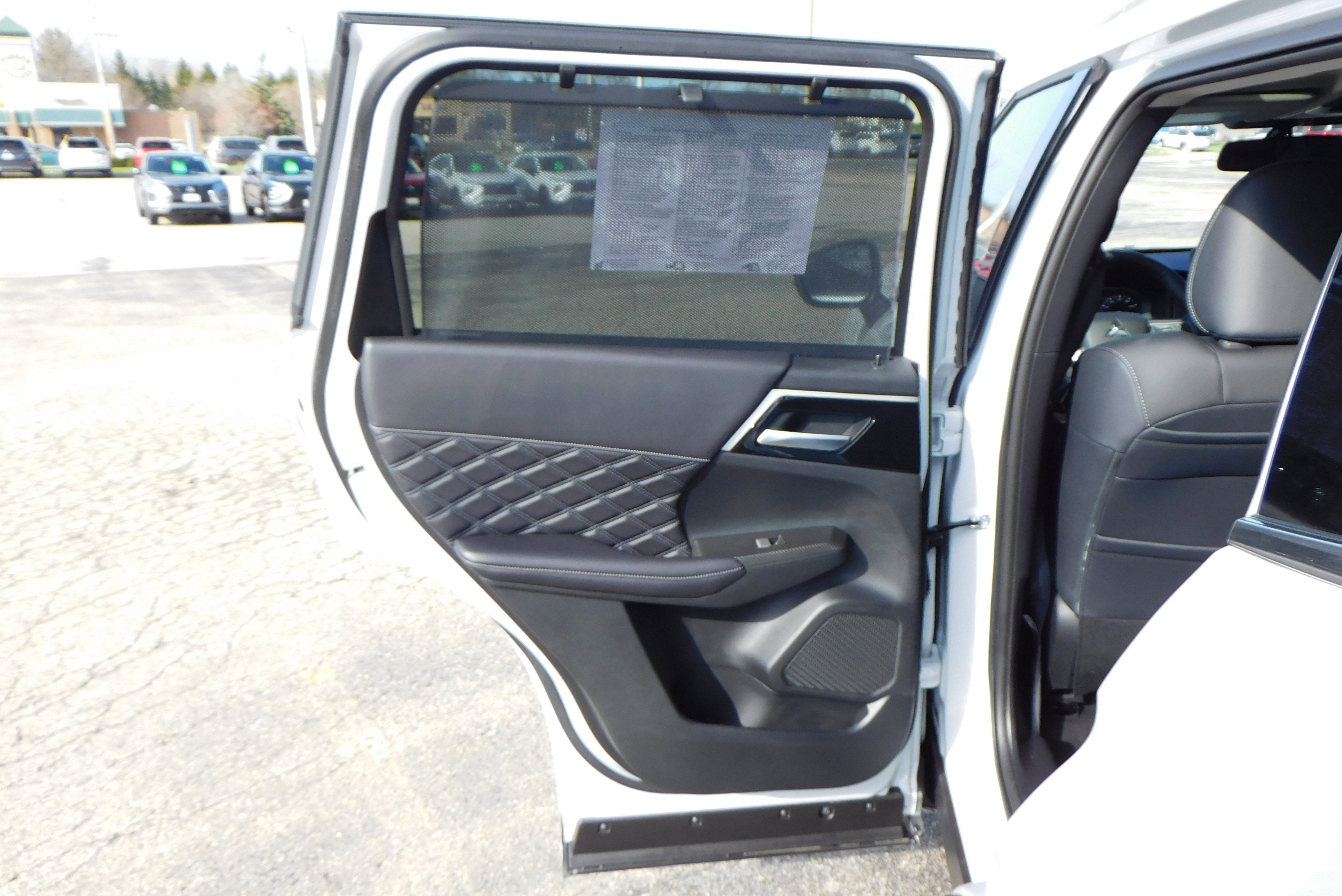 Used 2025 WHITE DIMD Mitsubishi SEL Platinum Edition image 35