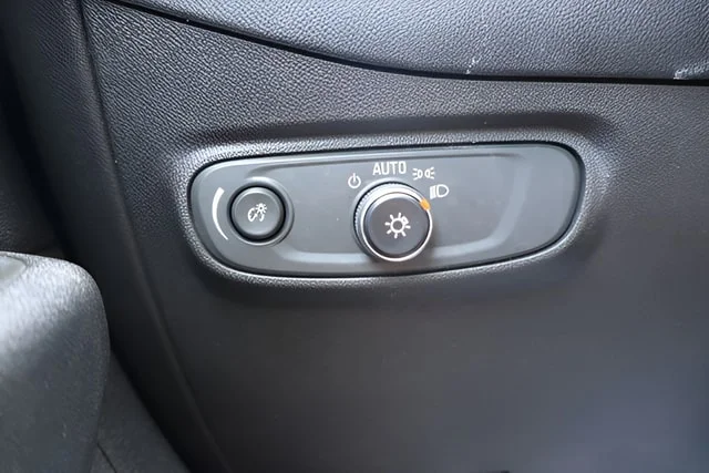 Used 2020 Summit White Chevrolet LS image 32