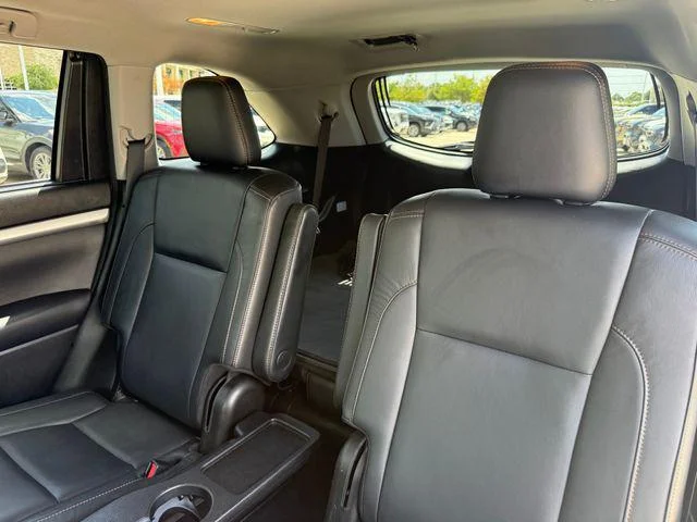 Certified Used 2018 BLIZZARD PEARL Toyota XLE image 25