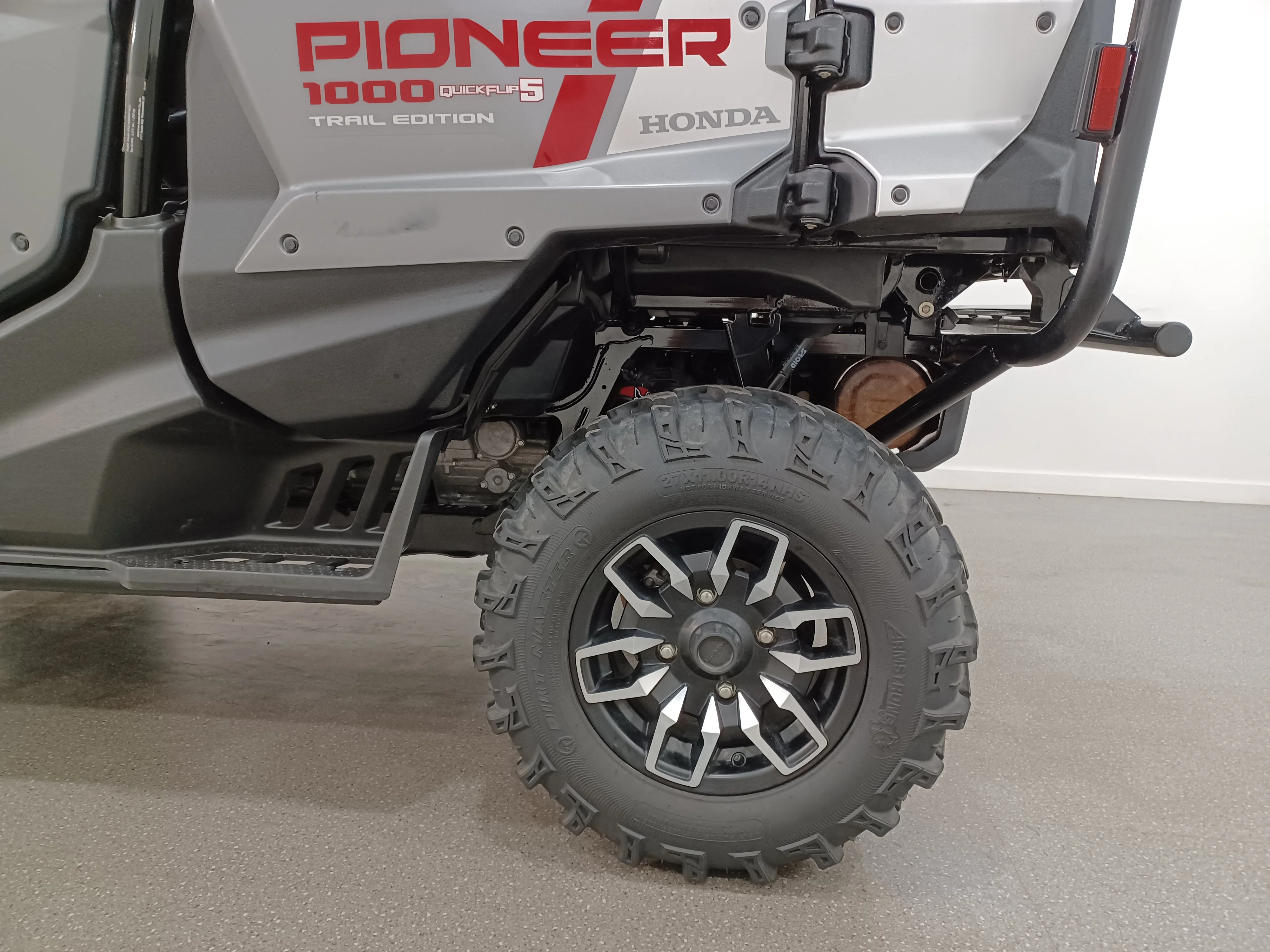 Used 2025 Matte Timberwolf Grey Metallic Honda Trail Special Edition*1000cc Engine | 6spd DCT | i-4x4 | Fox Shocks | SSV Works Audio | WARN Winch image 14