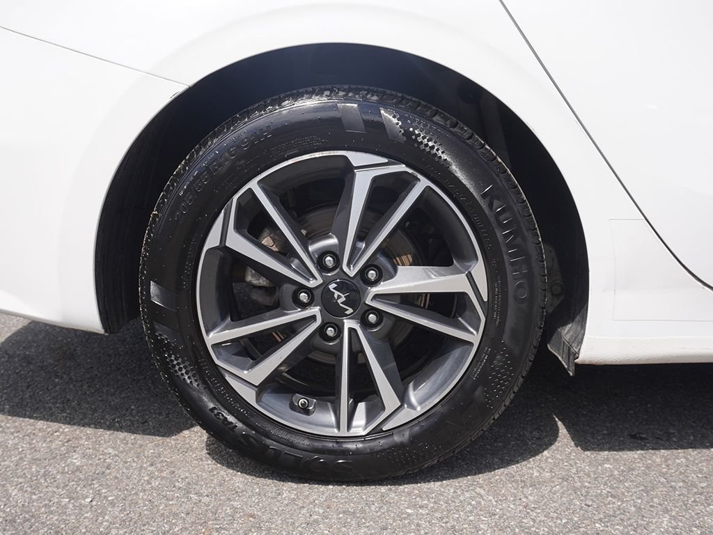 Used 2024 White Kia LXS image 17