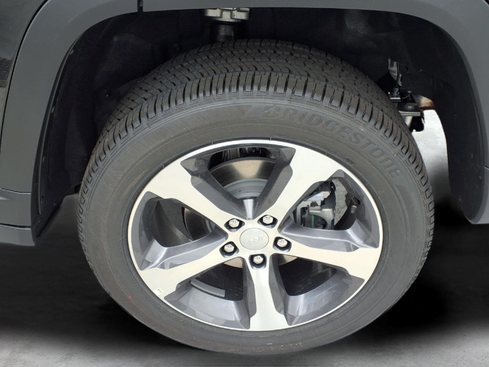 New 2026 Diamond Black Crystal Pearl-Coat Exterior Paint Jeep Limited image 7