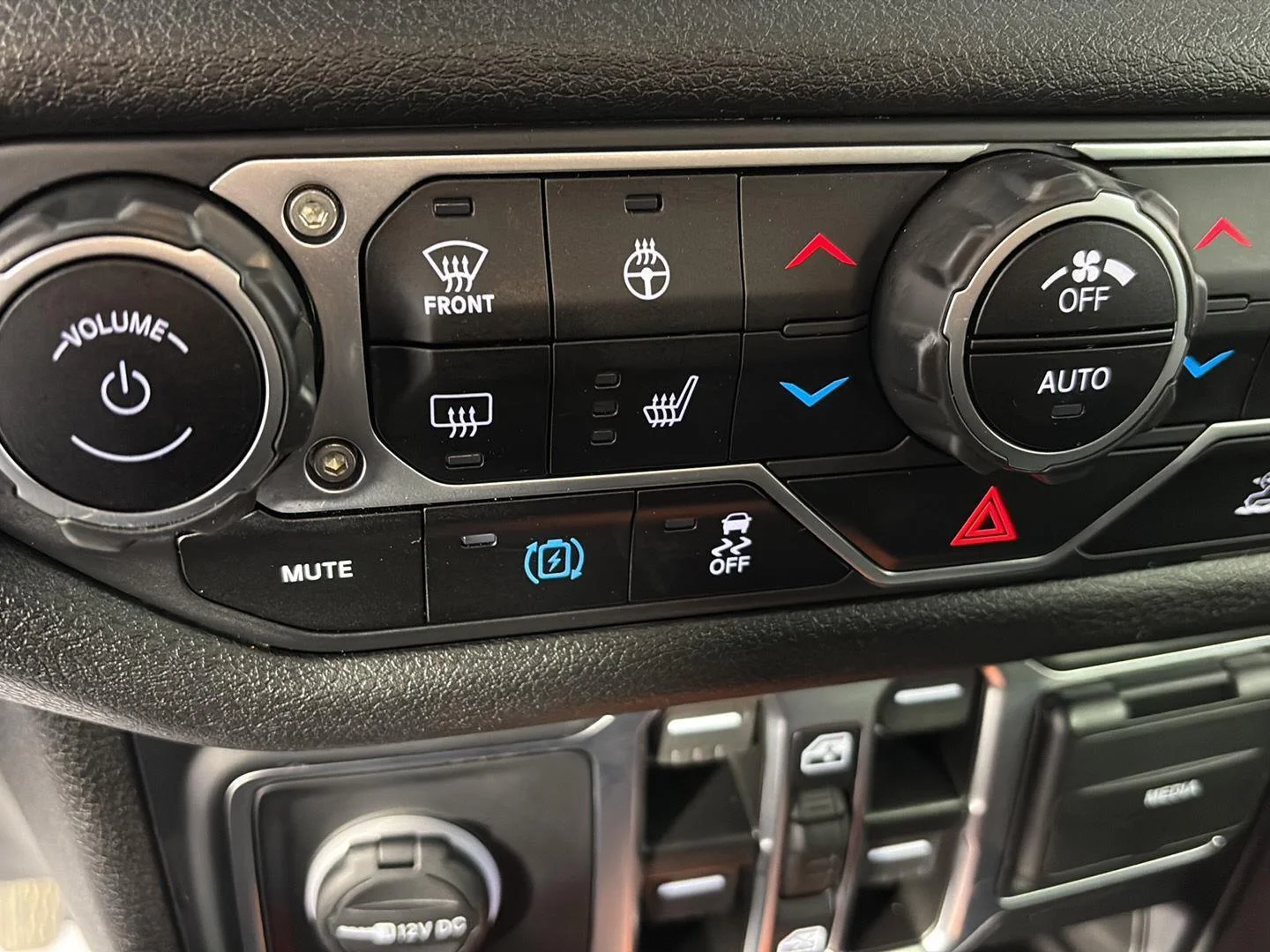 Used 2024 Earl Clearcoat Jeep Sport S image 35