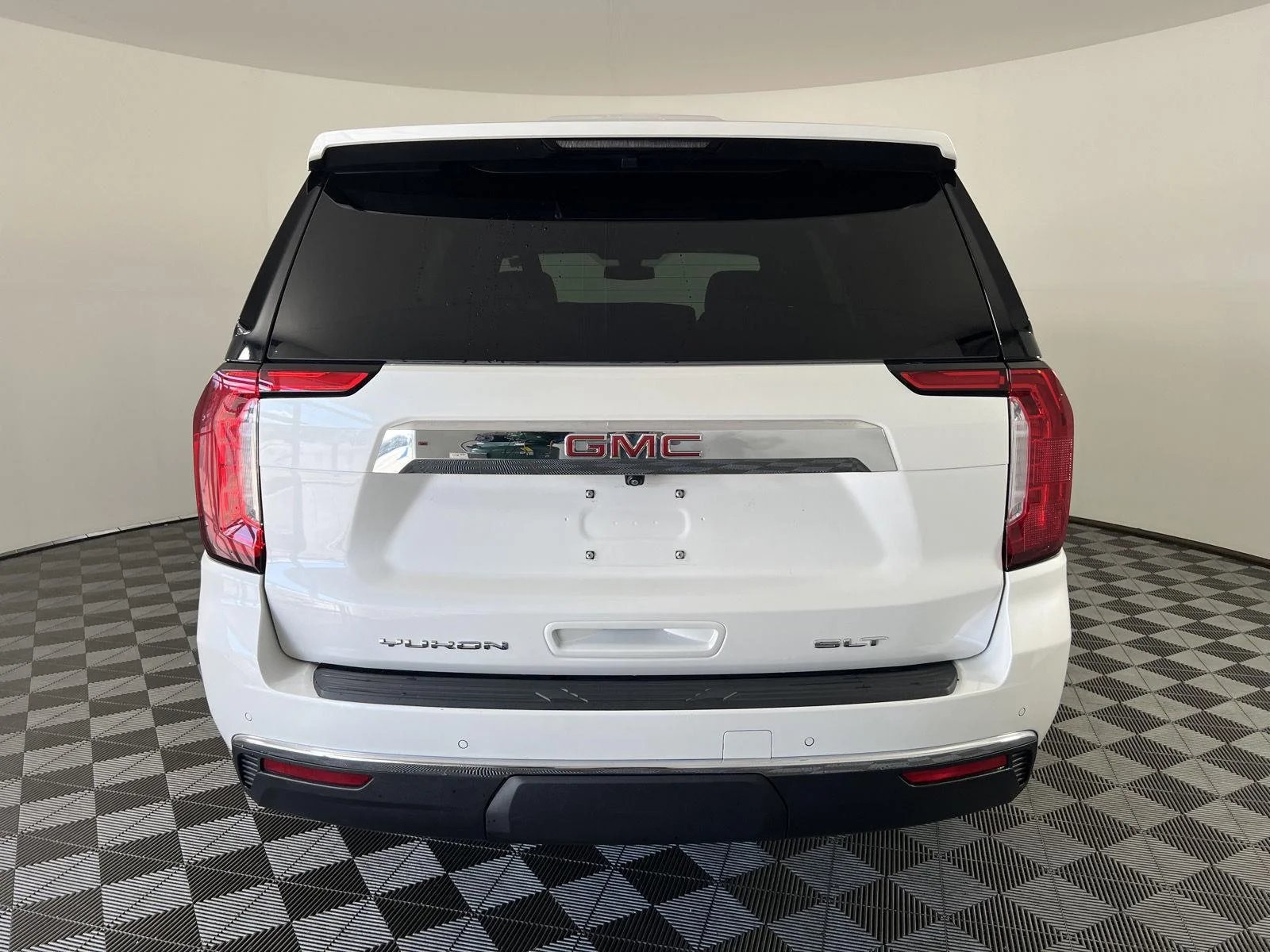 Used 2022 White Frost Tricoat GMC SLT image 32