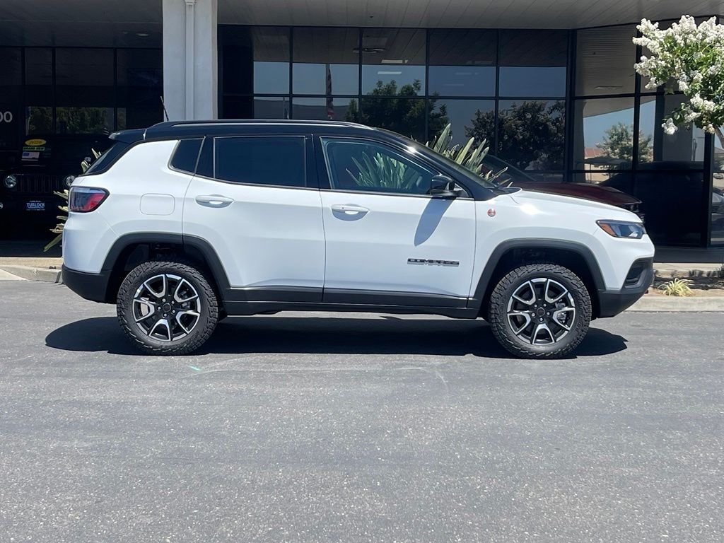 New 2026 Bright White Clear-Coat Exterior Paint Jeep Trailhawk image 3