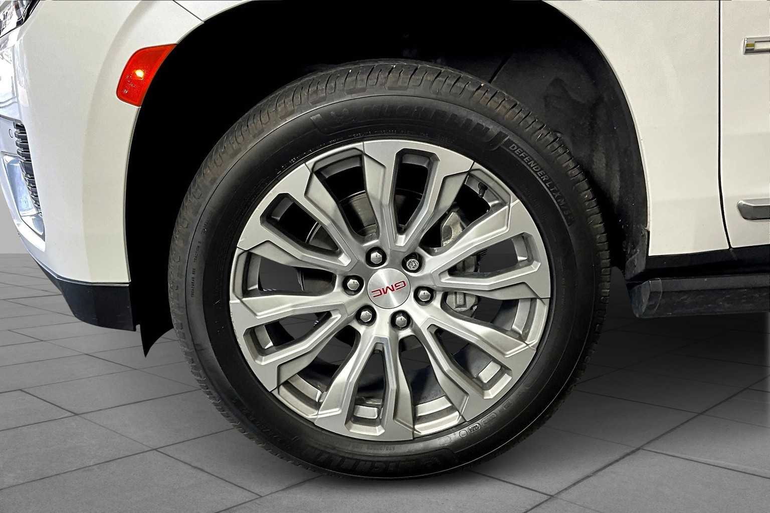 Used 2022 White Frost Tricoat GMC Denali image 11