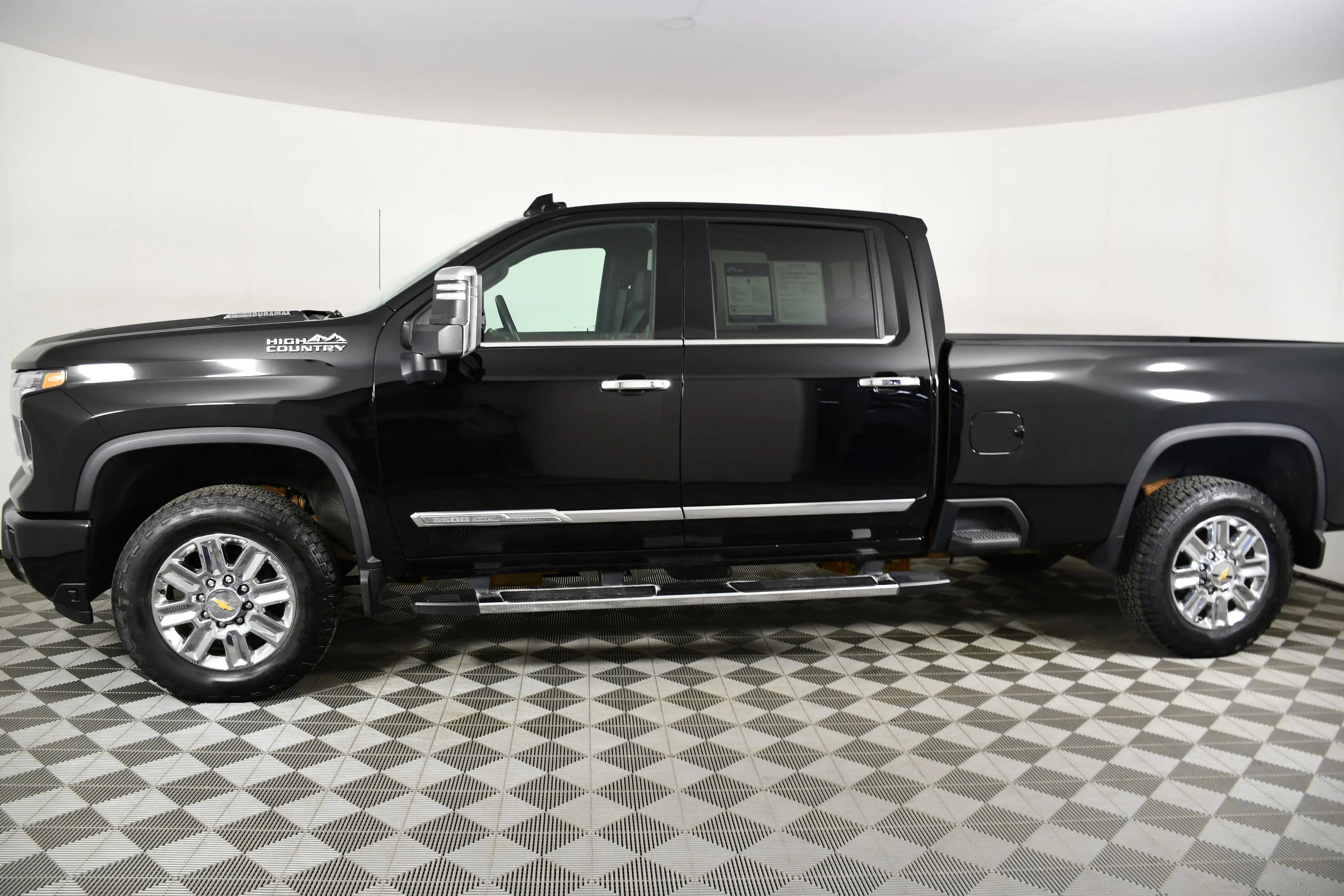 Used 2024 Black Chevrolet High Country image 9