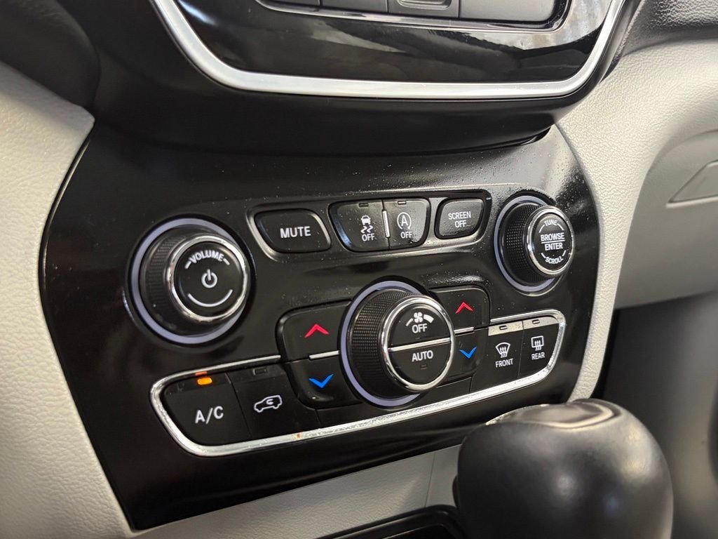 Used 2020 Velvet Jeep Limited image 23
