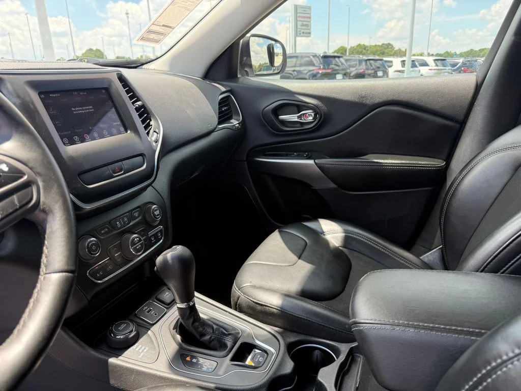 Used 2019 Silver Jeep Latitude Plus image 20
