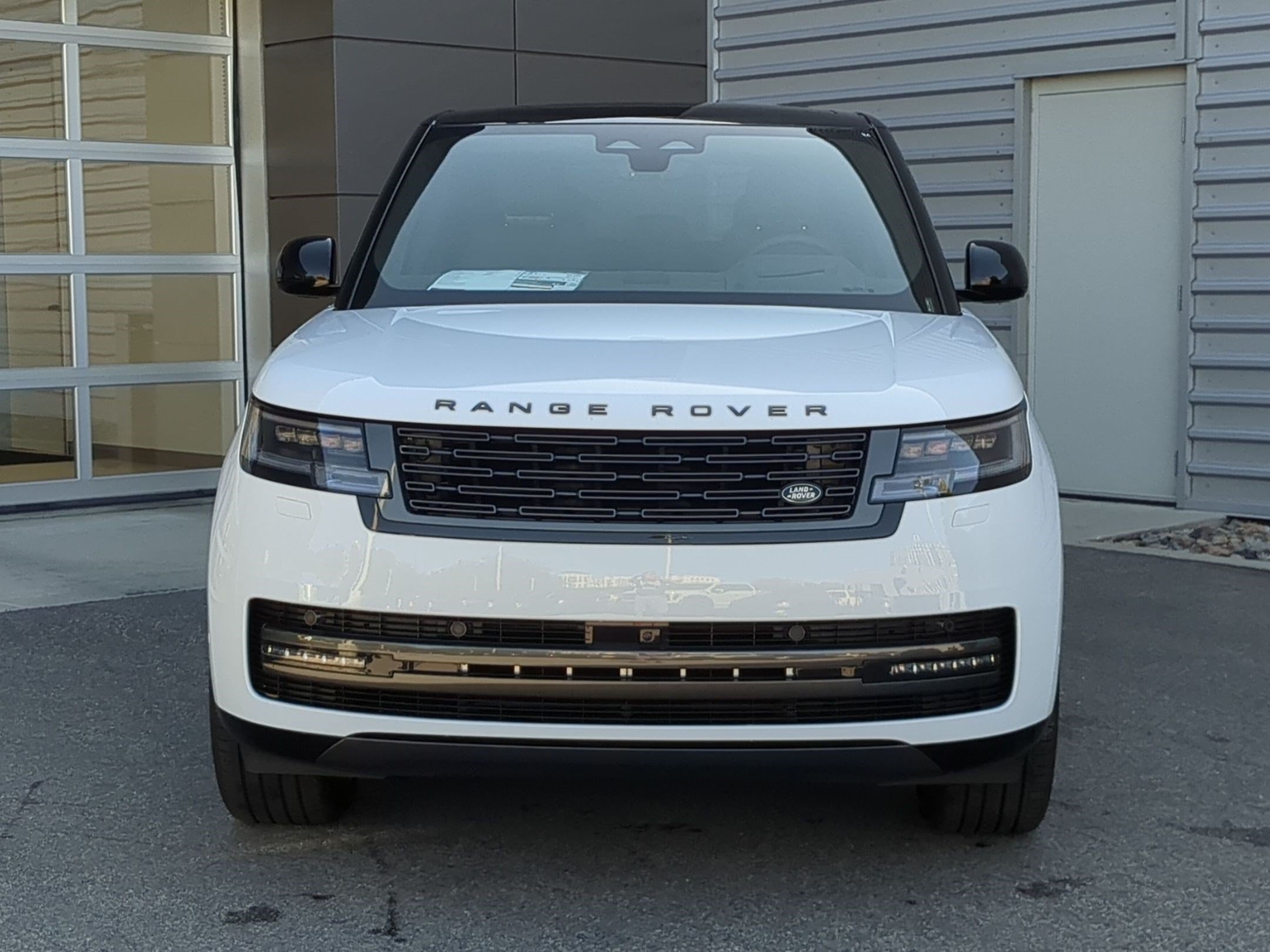 New 2026 Fuji White Land Rover P400 SE image 2